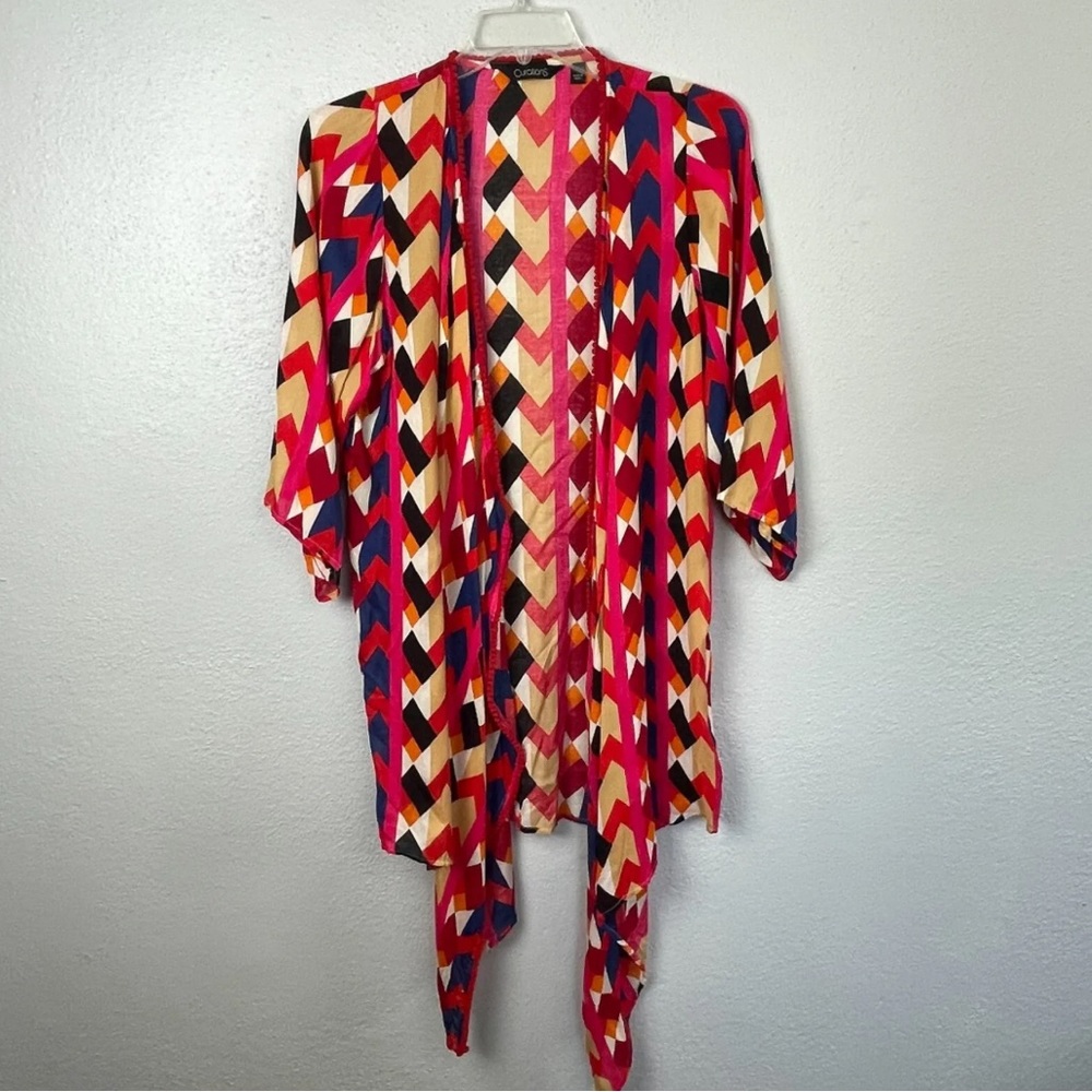 Curations Sharkbite Hem Printed Topper with PomPoms in Pink Geo Print